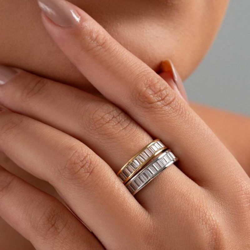 ANEL ETERNITY COM ZIRCÔNIAS BAGUETES TRANSPARENTES  EM BANHO DE OURO 18K