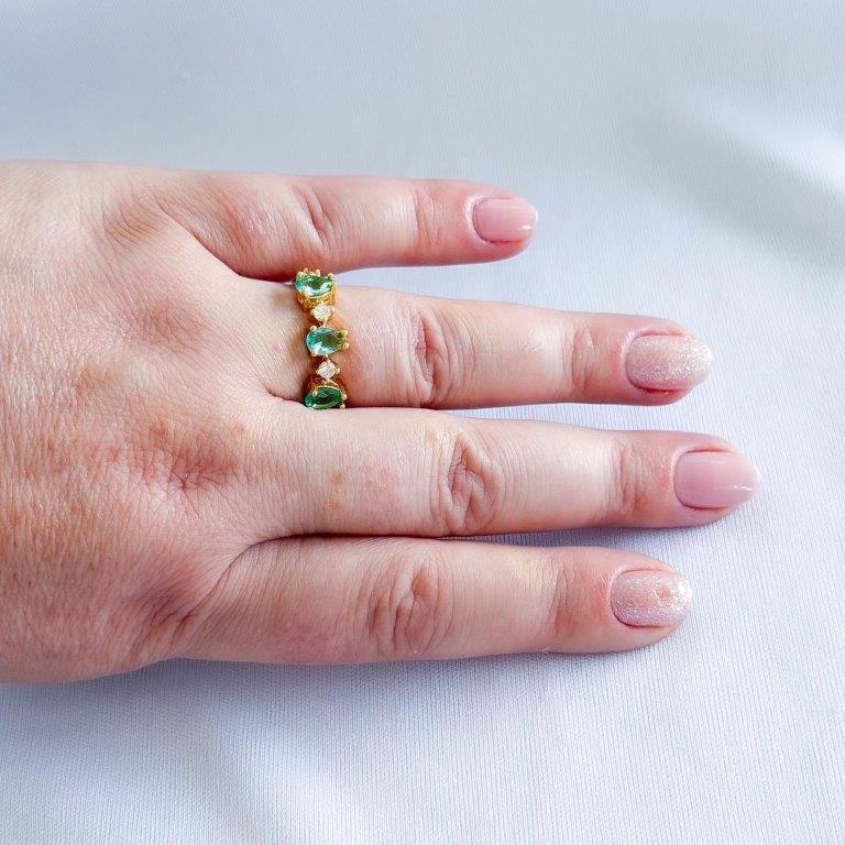 Anel Pedras Verdes e Cristal Ouro