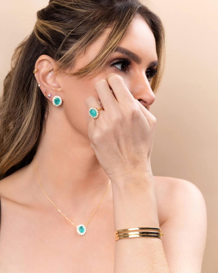 Brinco oval cravejado verde Tiffany Bruna Semijoias