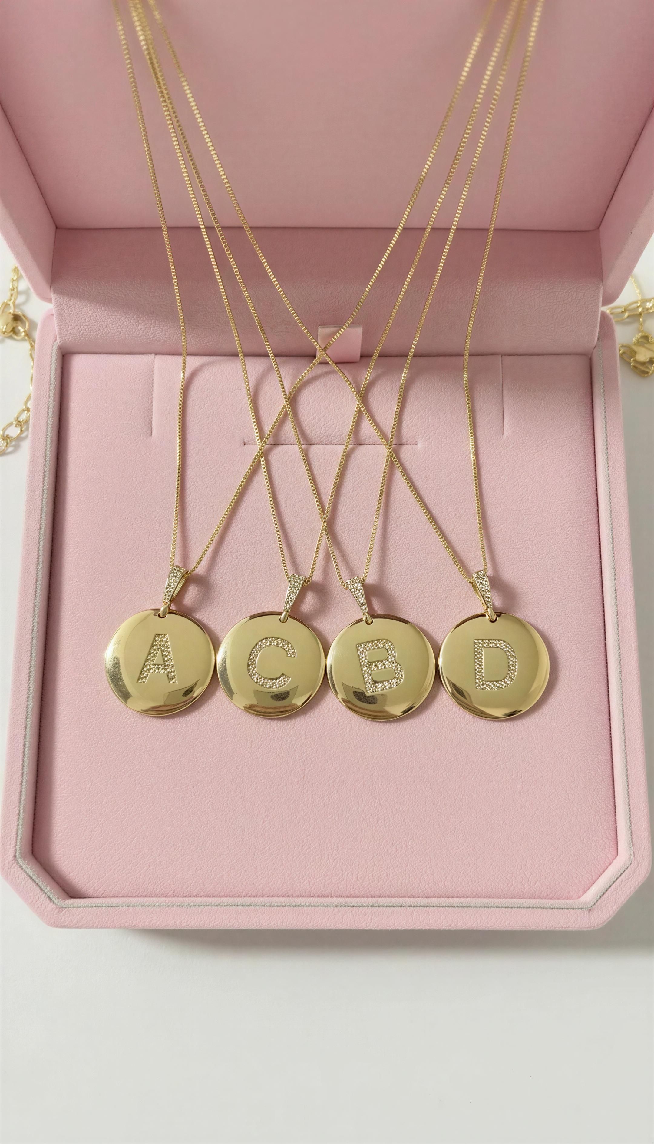 A - Colar Medalha com Letra Inicial  Cravejado em Micro Zircônias 50cm Banhado a Ouro 18k