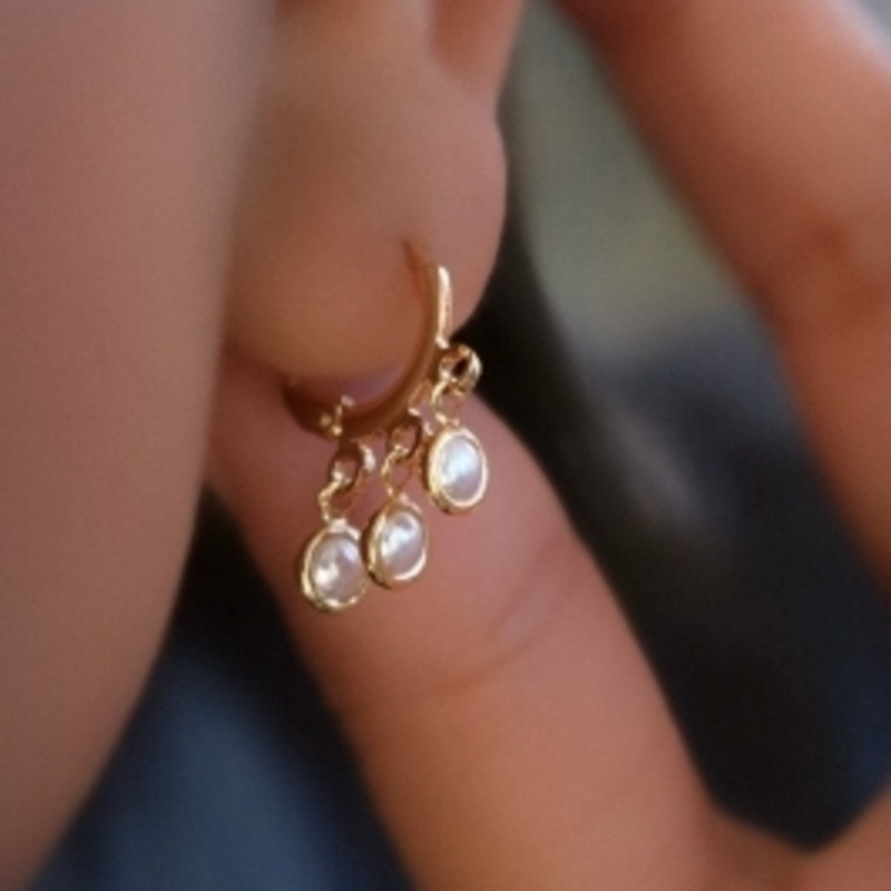 Brinco Argolinha com Três Pingentes de Pérola Banhado a Ouro 18k