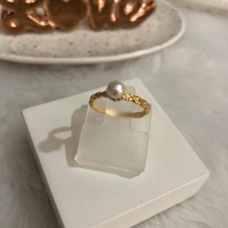 Anel Pérola Solitária com Aro Trabalhado Banhado a Ouro 18k