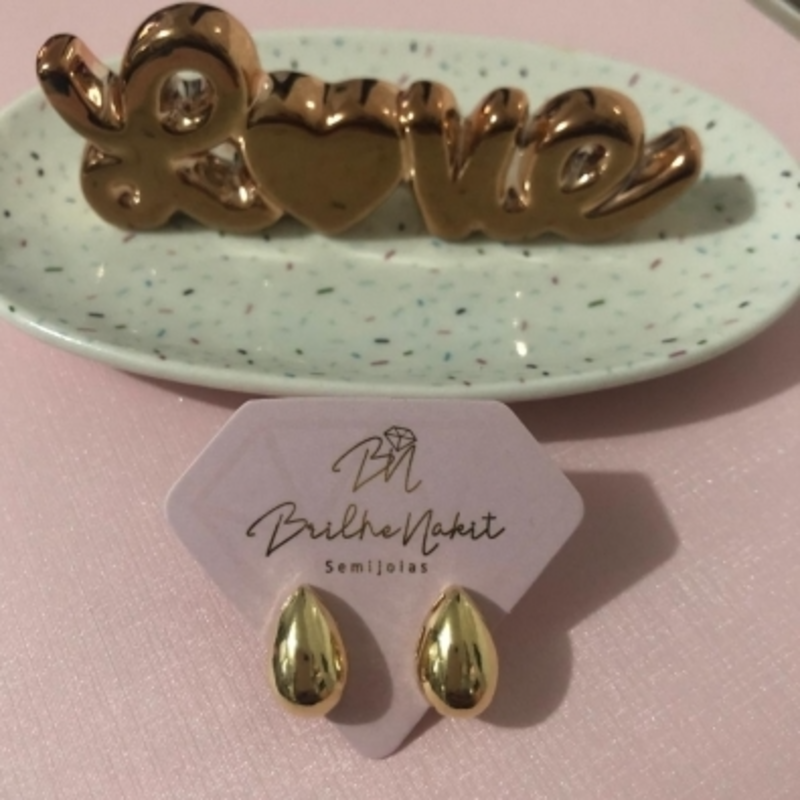 Brinco Gota Lisa Friso no Lado Banhado a Ouro 18k