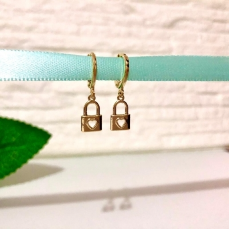 Brinco Argolinha com Pingente Cadeado Banhado a Ouro 18k