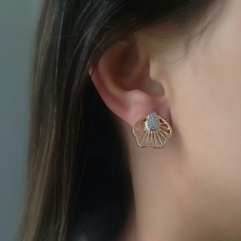 Brinco Trabalhado  com Aplique em Ródio Banhado em Ouro 18k