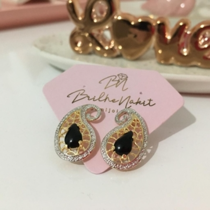 Brinco Trabalhado com Pedra Ônix e Aplique em Ródio Banhado em Ouro 18k