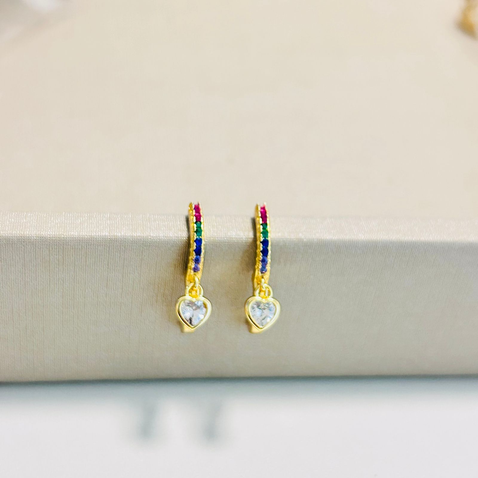 Brinco Argolinha Cravejada em Zircônia Colorida com Pingente Coração Cristal  Banhada a Ouro 18k