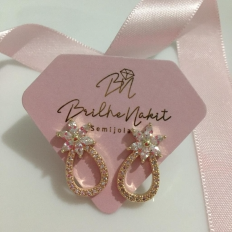 Brinco Flor em Cristais com Gota Cravejada Banhado a Ouro 18k