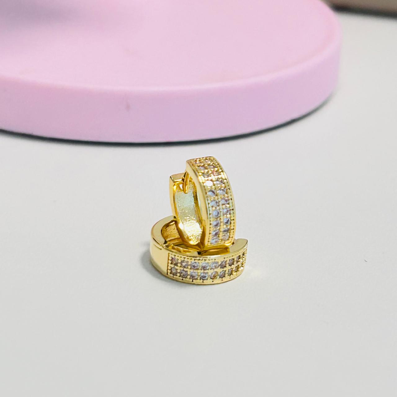 Brinco Argolinha Duas Fileiras Cravejada em Zircônias 14mm Banhada a Ouro 18k