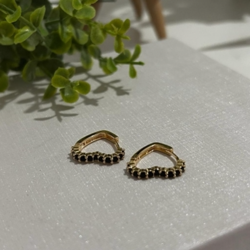 Brinco Argolinha Coração Cravejada em Zircônia Negra Banhada a Ouro 18k