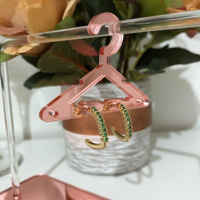 Brinco Meia Argolinha Oval Cravejada em Quartzo Verde Banhada a Ouro 18k