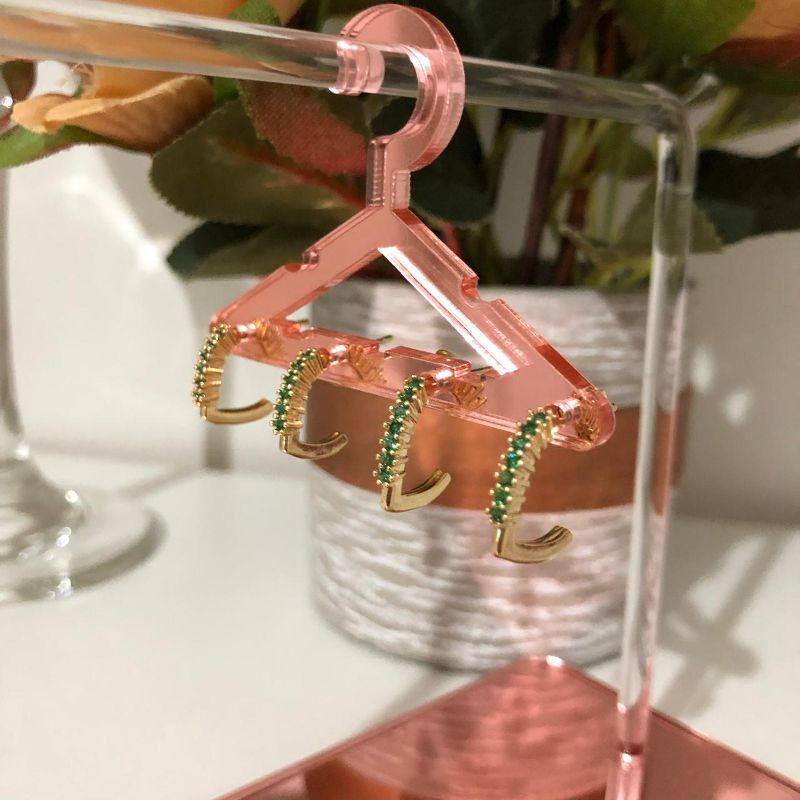 Brinco Duplo Meia Argolinha Oval Cravejada em Quartzo Verde Banhada a Ouro 18k