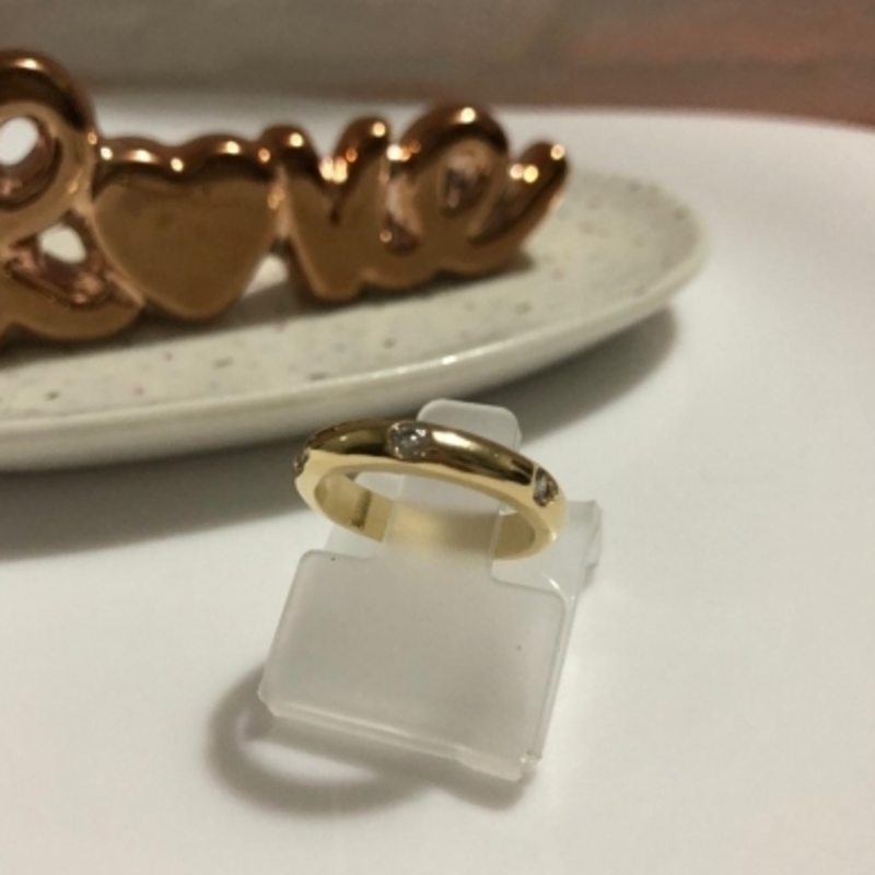 Anel Liso com Três Pedras de Zircônia Banhado a Ouro 18k