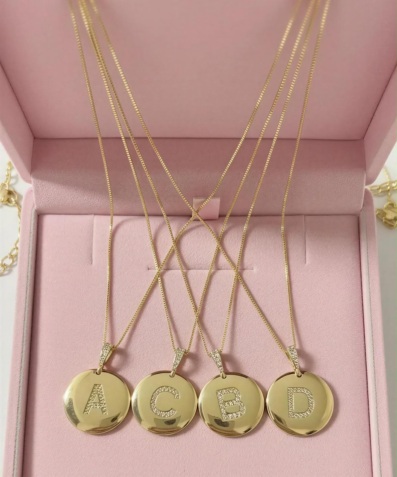 C - Colar Medalha com Letra Inicial  Cravejado em Micro Zircônias 50cm Banhado a Ouro 18k