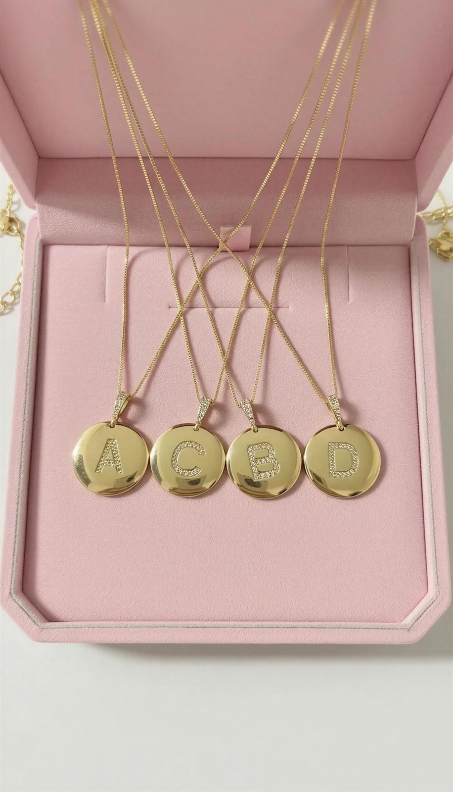 H - Colar Medalha com Letra Inicial  Cravejado em Micro Zircônias 50cm Banhado a Ouro 18k