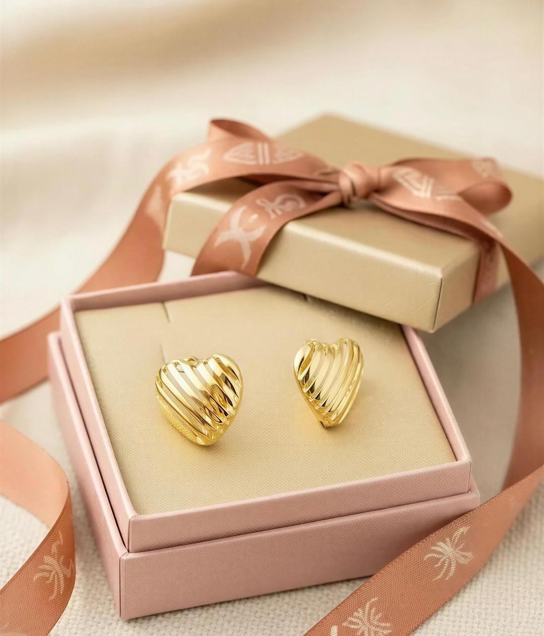 Brinco Coração Trabalhado Articulado Banhado a Ouro 18k