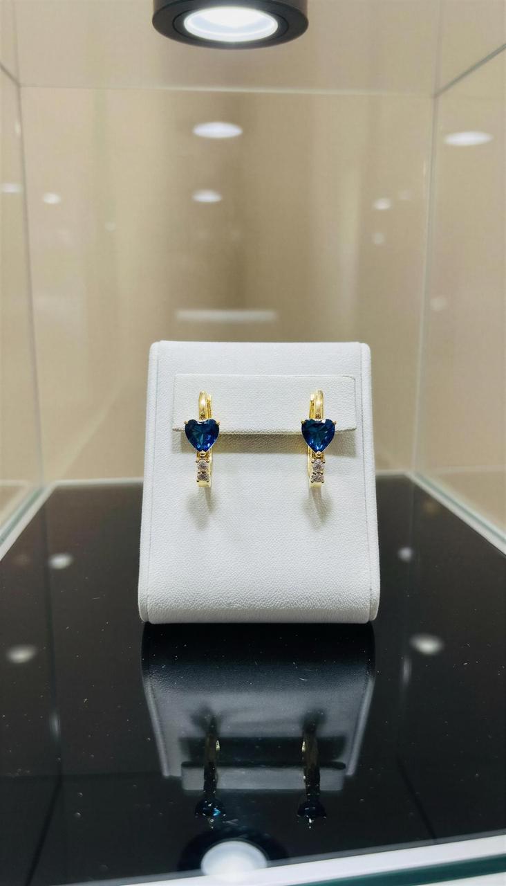 Brinco Argolinha com Coração Cristal Safira e Duas Pedrinhas de Zircônia Banhada a Ouro 18k