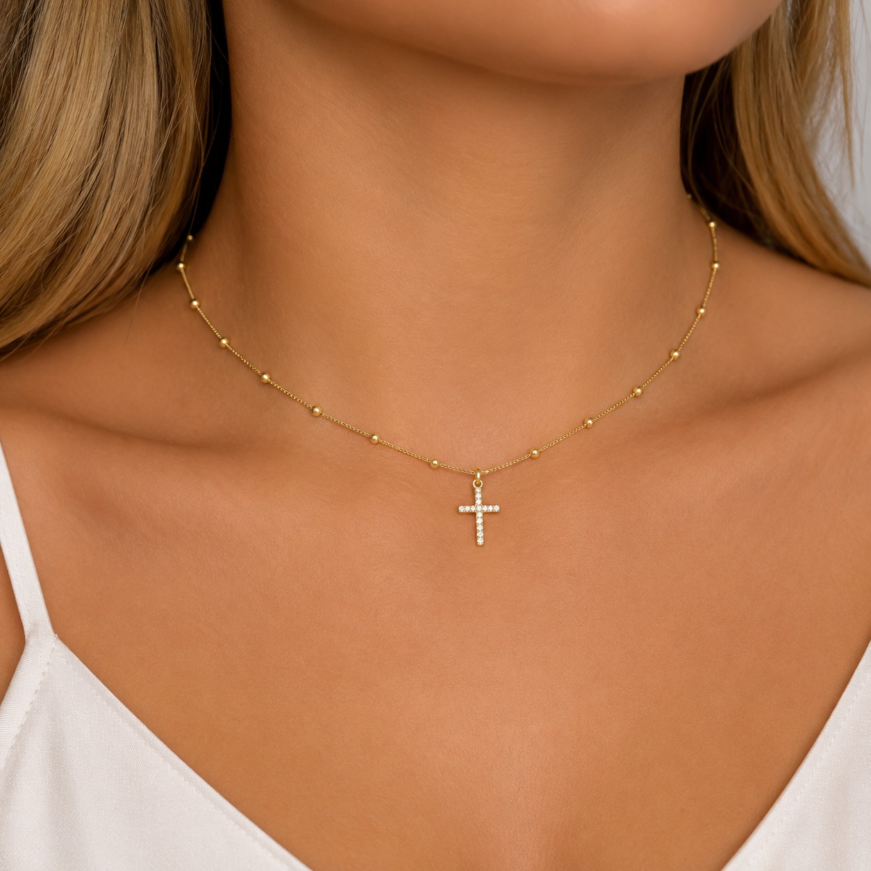 Colar Feminino com Cruz Cravejada