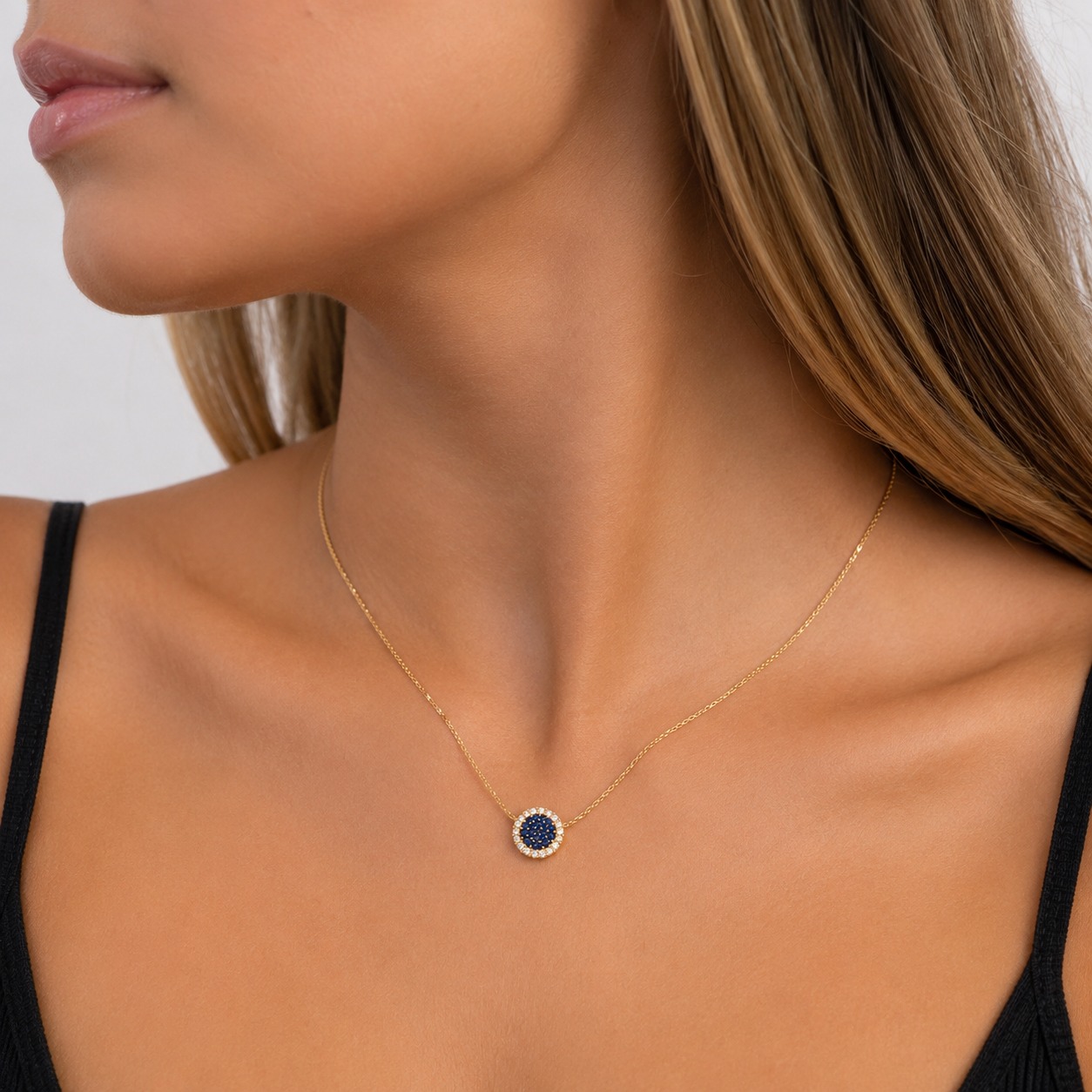 Colar Delicado com Pingente Redondo Cravejado Azul