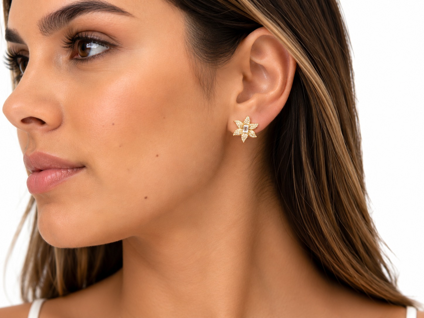 Brinco Flor Cravejada com Zircônia Retangular.