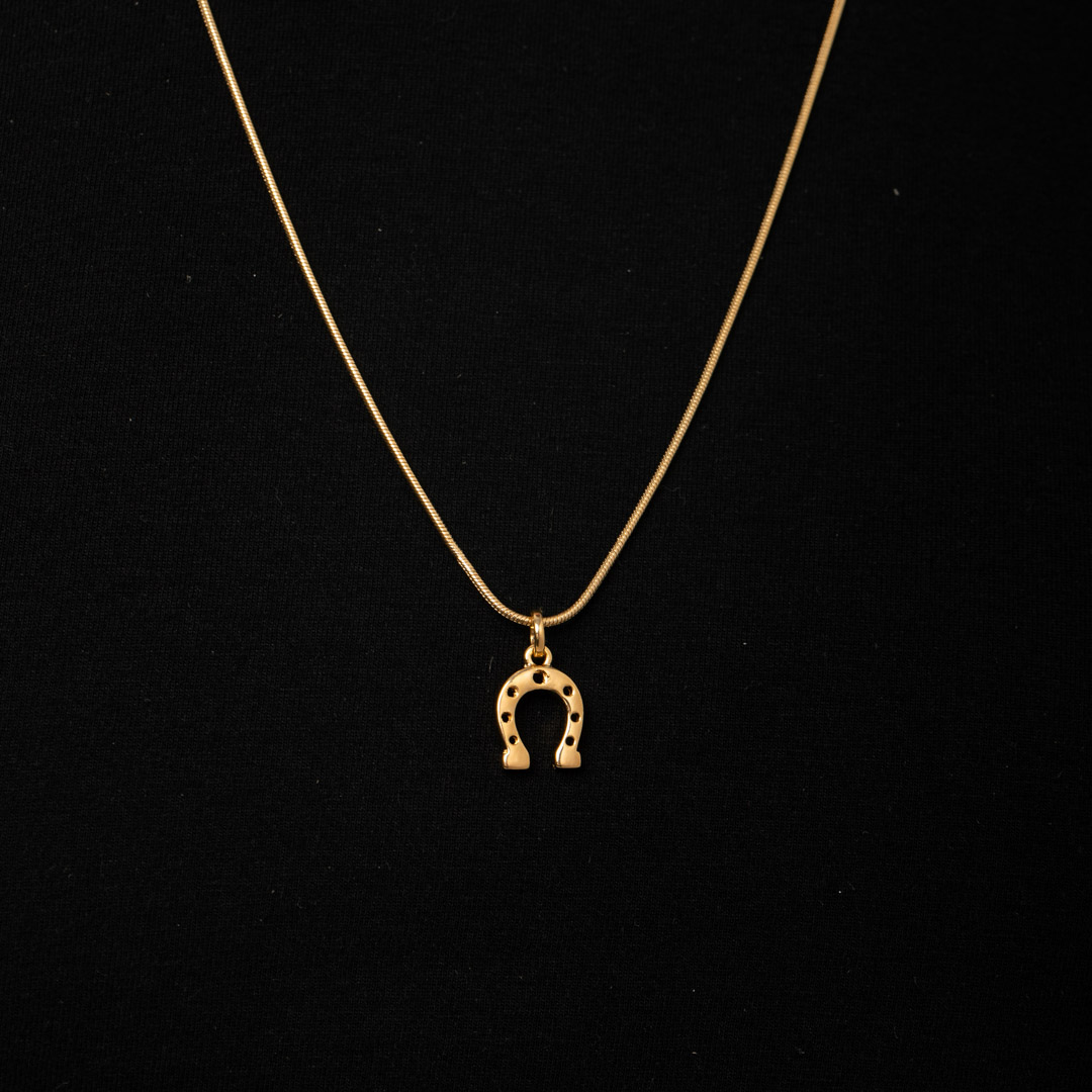 PINGENTE FERRADURA PEQUENA LISA - BANHADO A OURO 18K