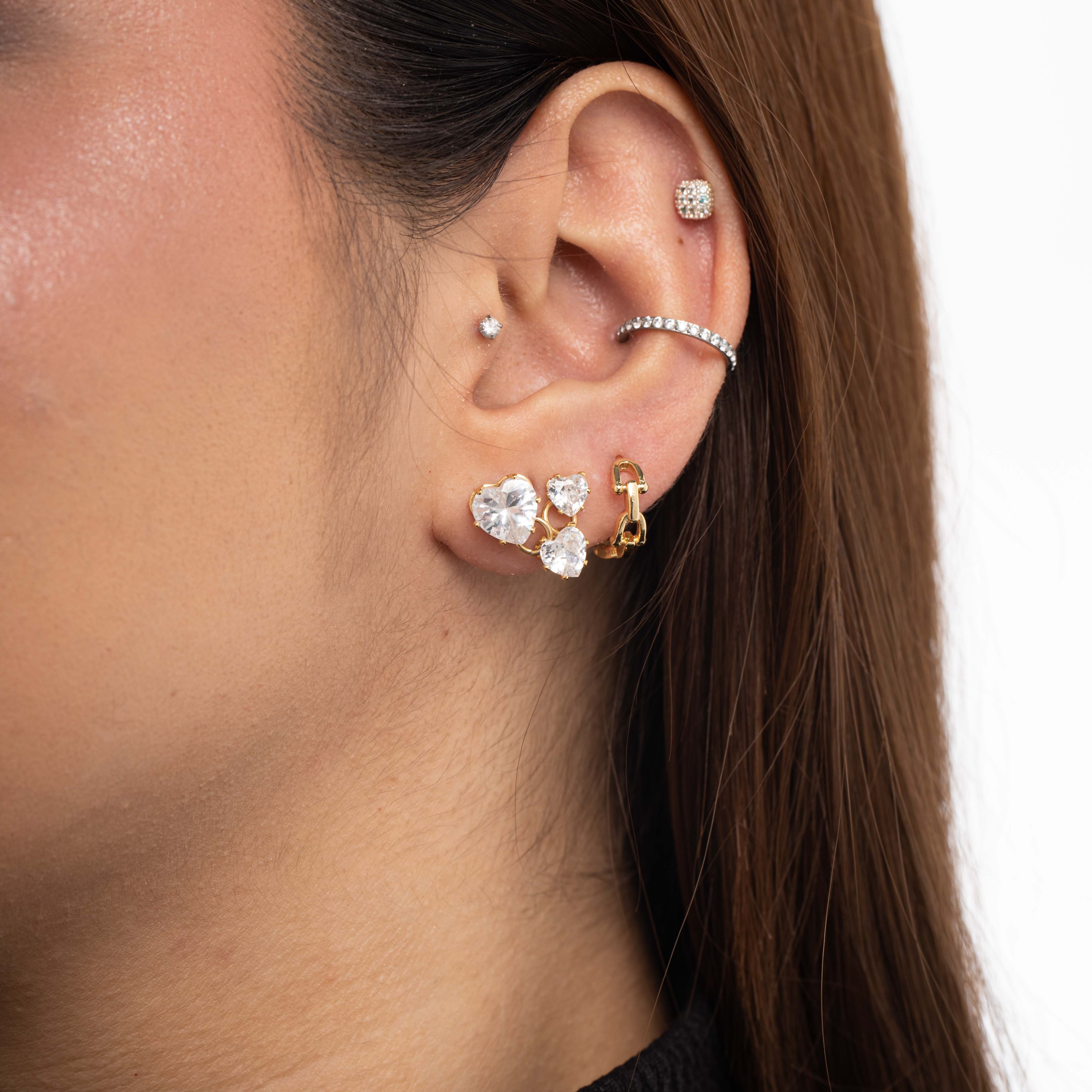 BRINCO FURO DUPLO COM CORAÇÕES CRISTAL- BANHADO A OURO 18K