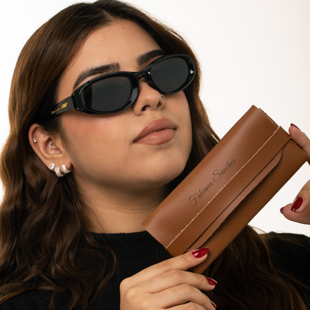 ÓCULOS DE SOL OVAL LARGO LENTE PRETA ARMAÇÃO PRETA COM DETALHES DOURADO COM PROTEÇÃO UV 400 - MARCA PROPRIA