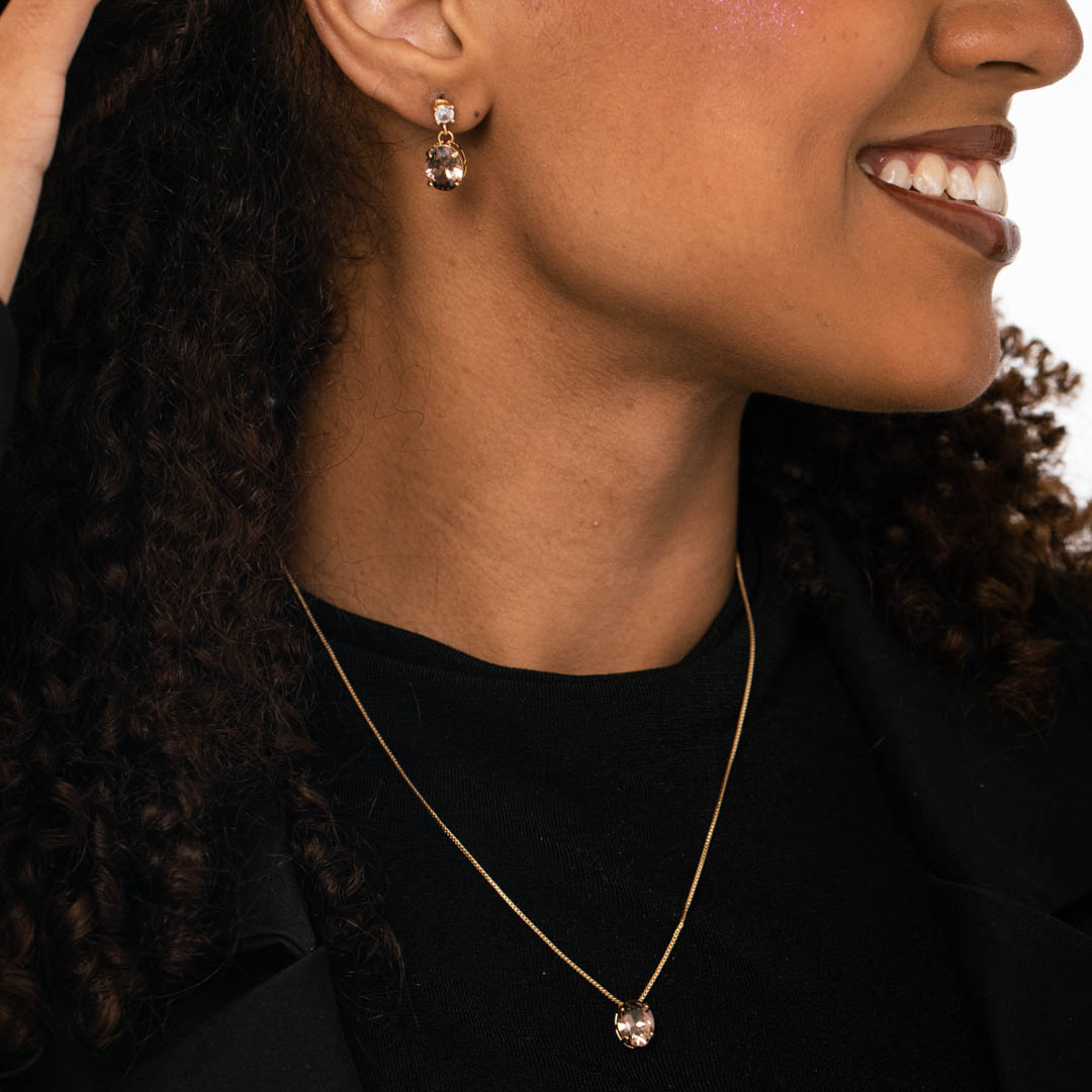 CONJUNTO CORRENTE VENEZIANA E BRINCO COM PENDURICALHO COM PEDRA OVAL MARROM E PONTO DE LUZ CRISTAL - BANHADO A OURO 18K