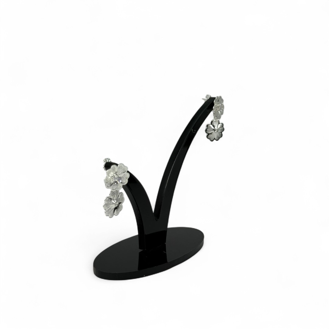 BRINCO COM PENDURICALHO FLOR DUPLA COM PONTO DE LUZ CRISTAL  - BANHADO A PRATA 925