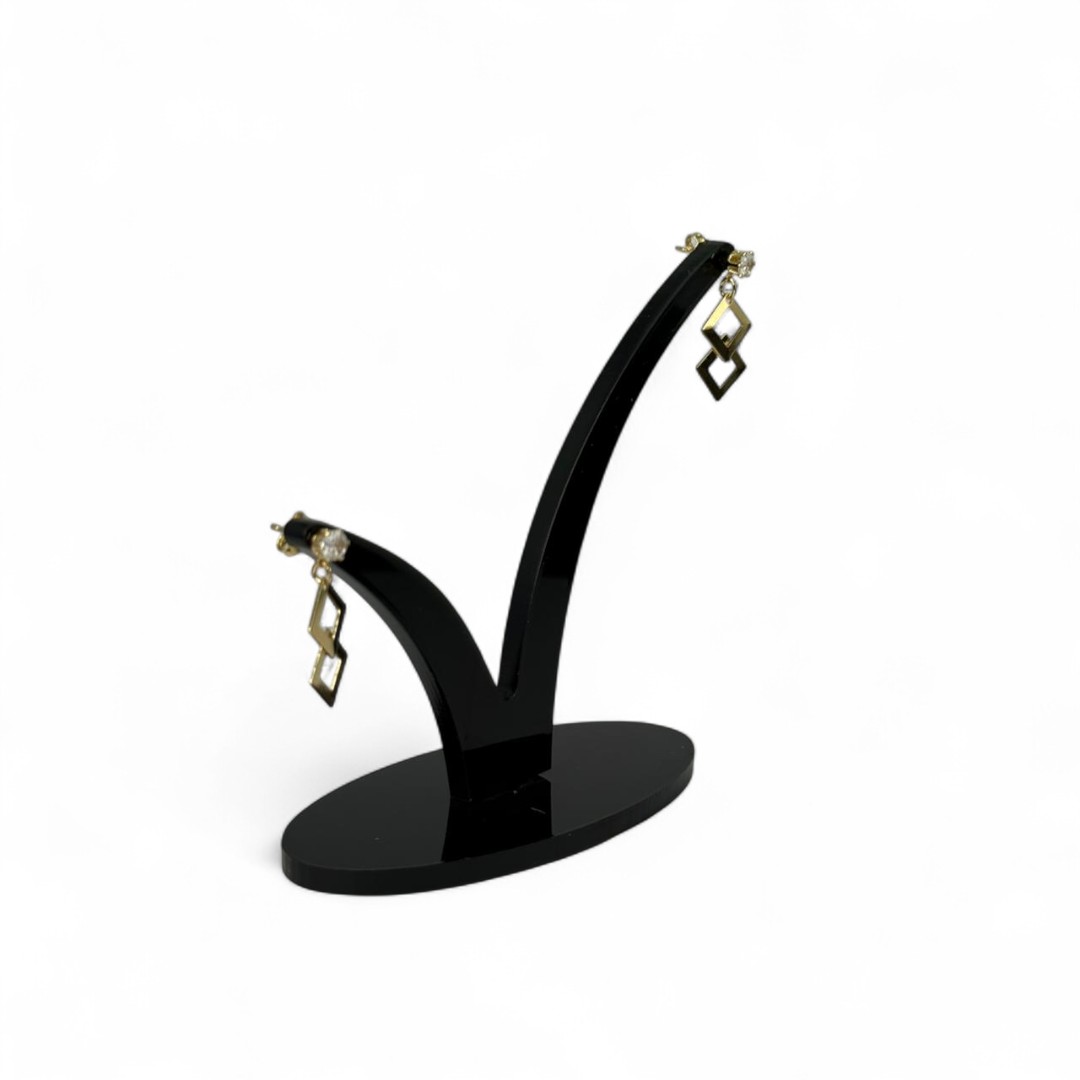 BRINCO COM PENDURICALHO FORMA GEOMETRICA QUADRADO DUPLO COM PONTO DE LUZ CRISTAL  - BANHADO A OURO 18K