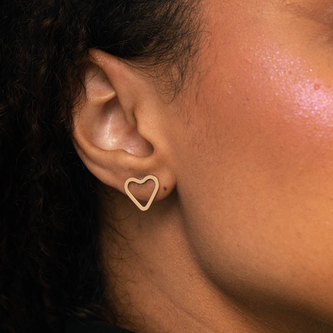 BRINCO CORAÇÃO MÉDIA VAZADO COM BORDA LISA- BANHADO A OURO 18K