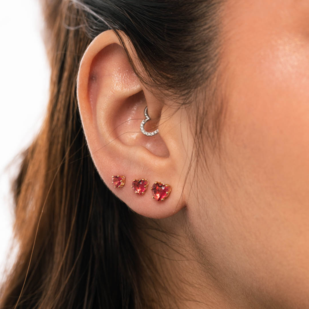 BRINCO PONTO DE LUZ CORAÇÃO GRANDE COM 6 GARRAS PINK- BANHADO A OURO 18K