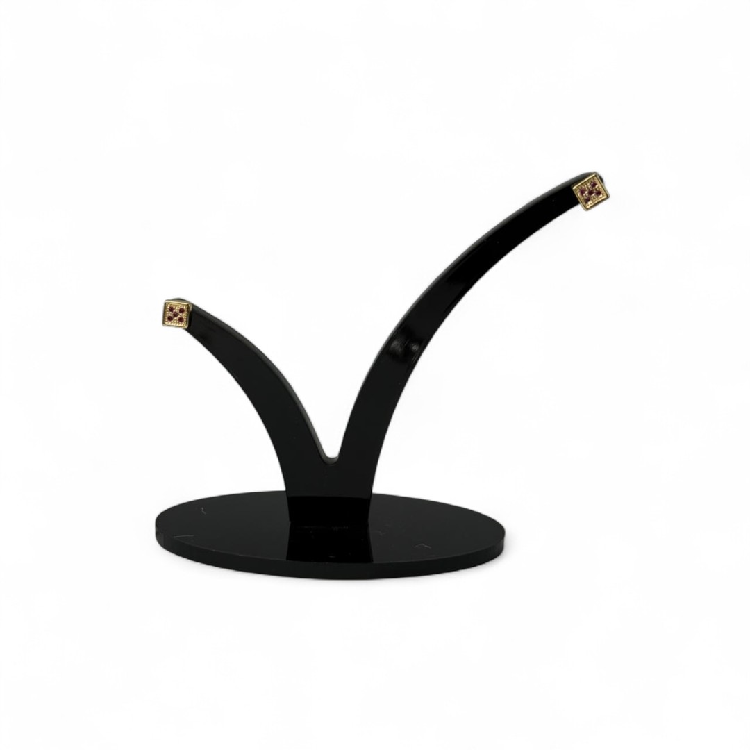 BRINCO PEQUENO GRANDE QUADRADO COM 4 PEDRA ZIRCONIA VERMELHA - BANHADO A OURO 18K