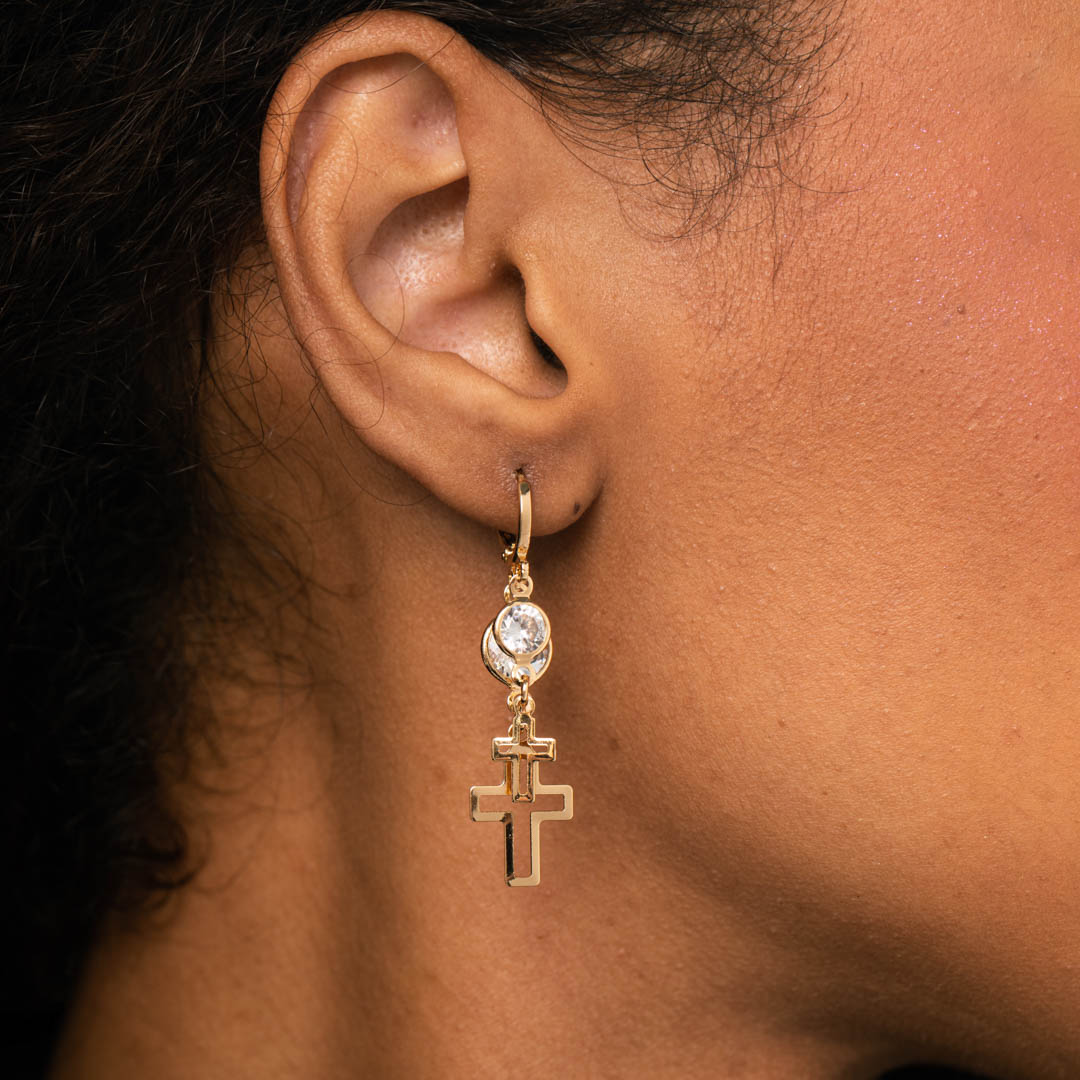 BRINCO ARGOLA DE CLICK COM PENDURICALHO DUPLO CRUZ E PONTO DE LUZ CRISTAL- BANHADO A OURO 18K