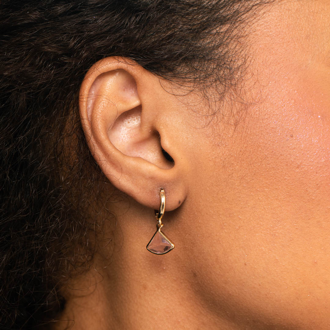 BRINCO ARGOLA DE CLICK COM PENDURICALHO TRIÂNGULO ROSA- BANHADO A OURO 18K
