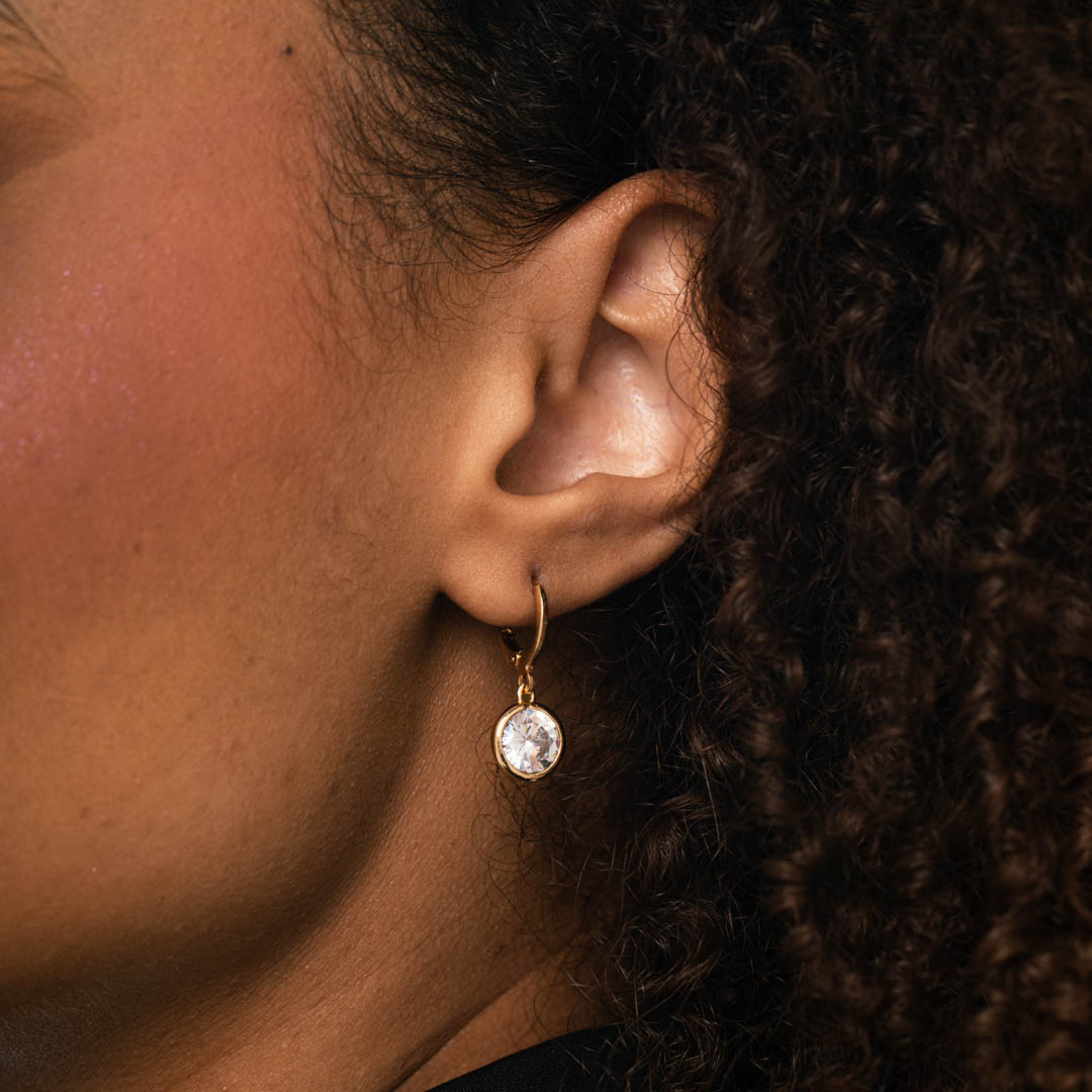 BRINCO ARGOLA DE CLICK COM PENDURICALHO PONTO DE LUZ MÉDIO ZIRCONIA CRISTAL  - BANHADO A OURO 18K
