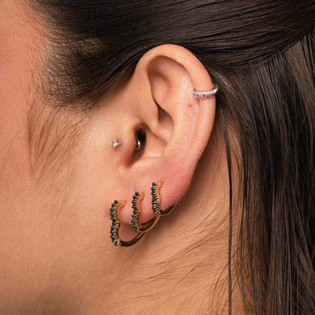 BRINCO MEIA ARGOLA CORAÇÃO DETALHADA COM MICRO ZIRCONIA VERDE GRANDE- BANHADO A OURO 18K