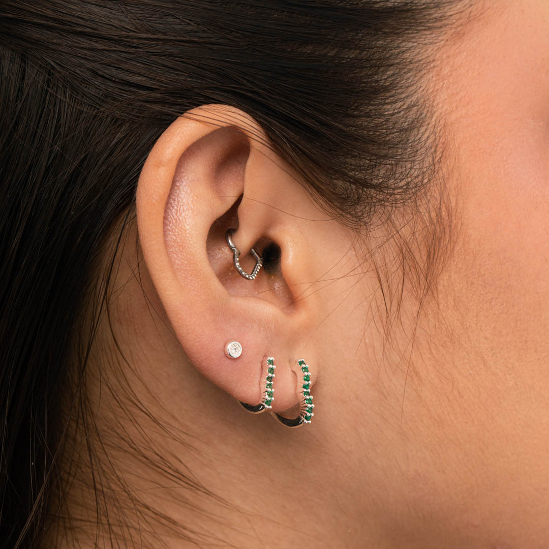 BRINCO MEIA ARGOLA CORAÇÃO DETALHADA COM MICRO ZIRCONIA VERDE MÉDIO- BANHADO A PRATA 925