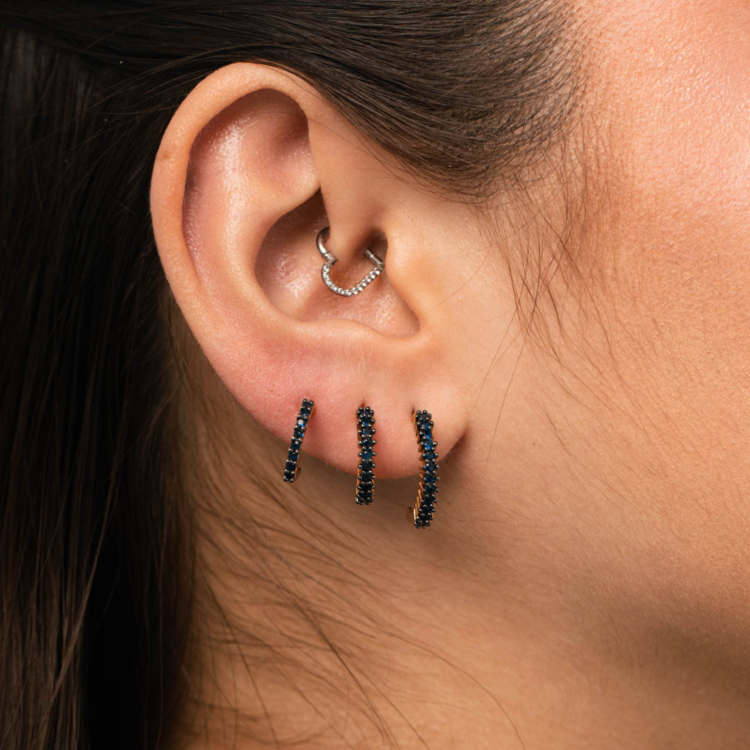 BRINCO MEIA ARGOLA DETALHADA COM MICRO ZIRCONIA AZUL GRANDE- BANHADO A OURO 18K