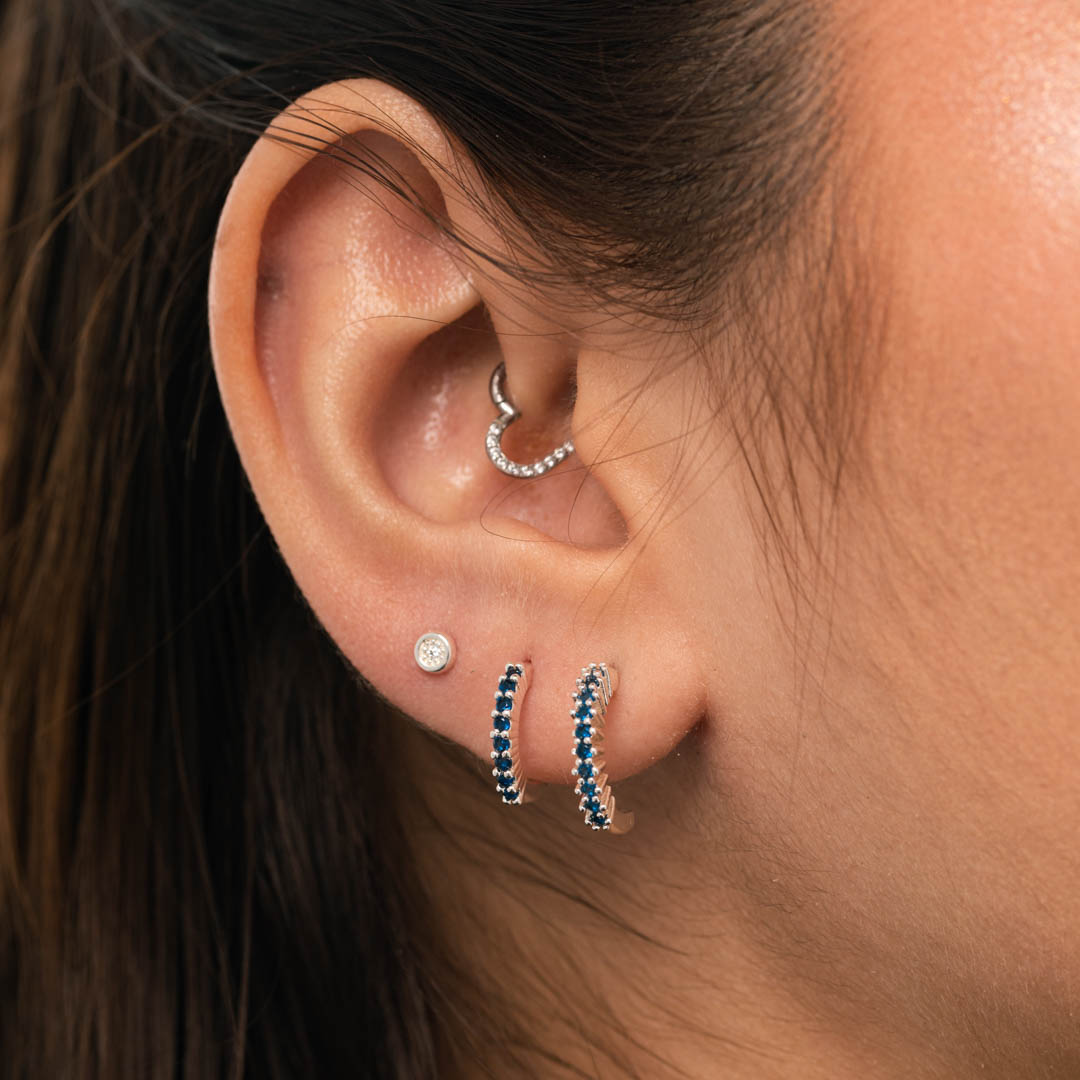 BRINCO MEIA ARGOLA DETALHADA COM MICRO ZIRCONIA AZUL MÉDIO- BANHADO A PRATA 925