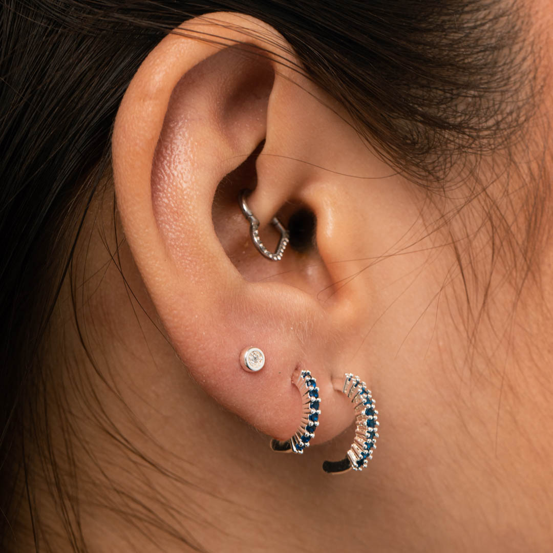 BRINCO MEIA ARGOLA DETALHADA COM MICRO ZIRCONIA AZUL MÉDIO- BANHADO A PRATA 925
