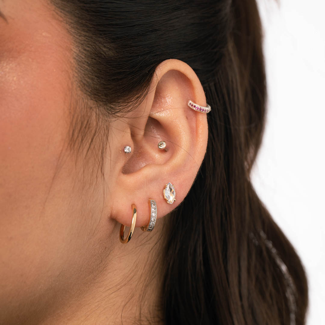 BRINCO ARGOLA DE CLICK 1 FILEIRA ZIRCÔNIA CRISTAL COM LATERAL PONTILHADA PEQUENA - BANHADO A OURO 18K