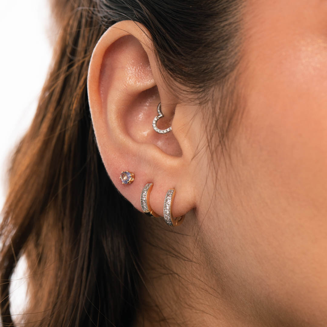 BRINCO ARGOLA DE CLICK 1 FILEIRA ZIRCÔNIA CRISTAL COM LATERAL PONTILHADA MÉDIO - BANHADO A OURO 18K