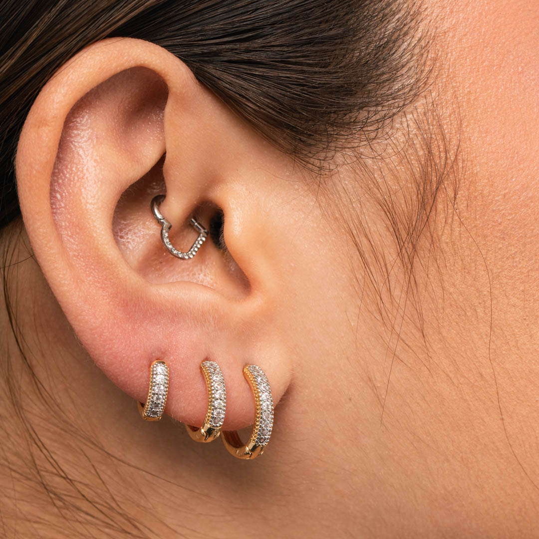 BRINCO ARGOLA DE CLICK 1 FILEIRA ZIRCÔNIA CRISTAL COM LATERAL PONTILHADA GRANDE - BANHADO A OURO 18K