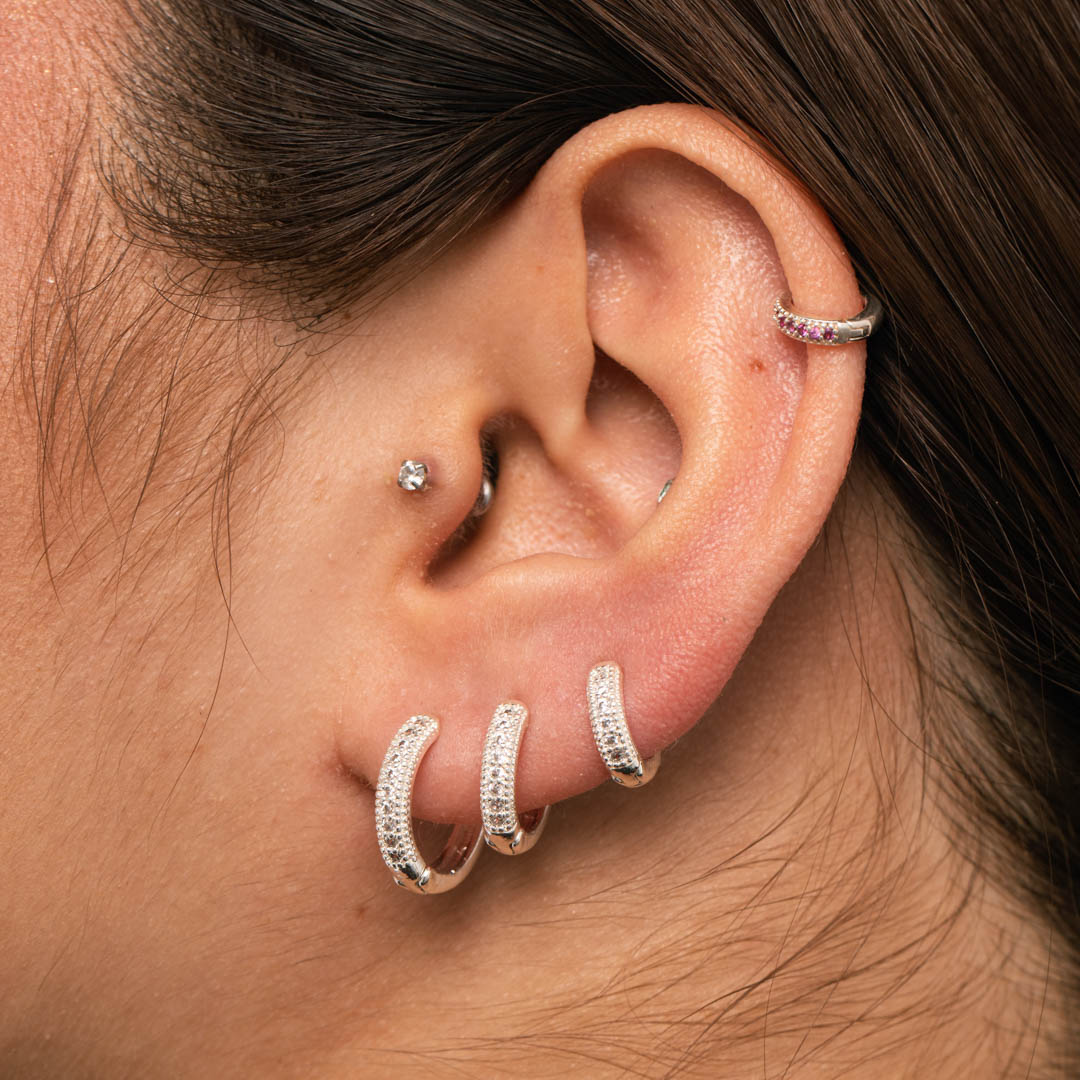BRINCO ARGOLA DE CLICK 1 FILEIRA ZIRCÔNIA CRISTAL COM LATERAL PONTILHADA PEQUENA - BANHADO A PRATA 925