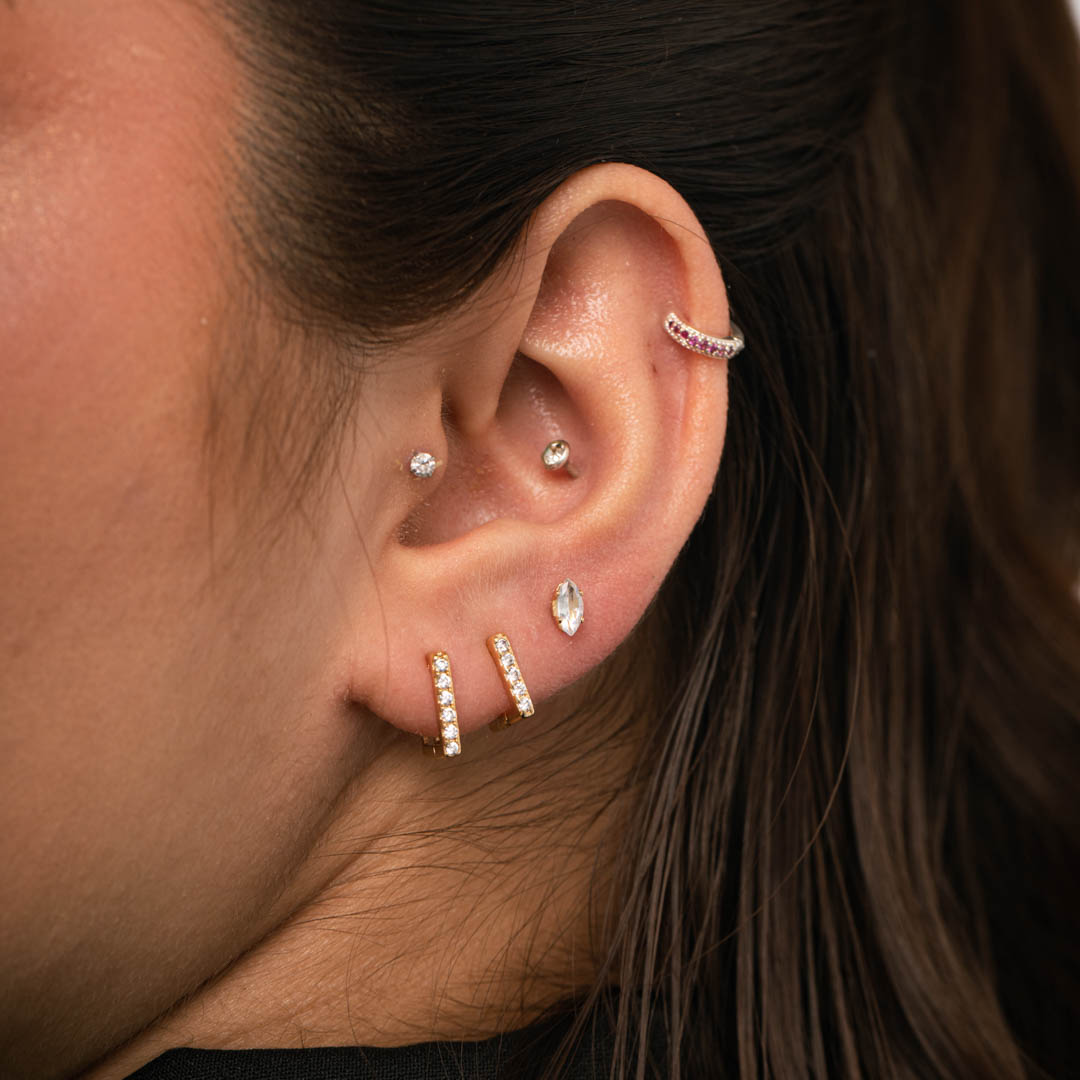 BRINCO ARGOLA QUADRADO DE CLICK 1 FILEIRA ZIRCÔNIA CRISTAL PEQUENA- BANHADO A OURO 18K