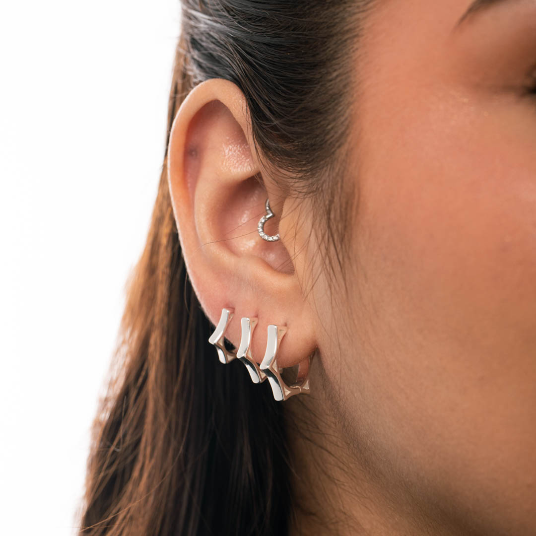 BRINCO ARGOLA ESTRELA DE 5 PONTAS COM VAZADO DE CLICK LISA PEQUENA - BANHADO A PRATA 925