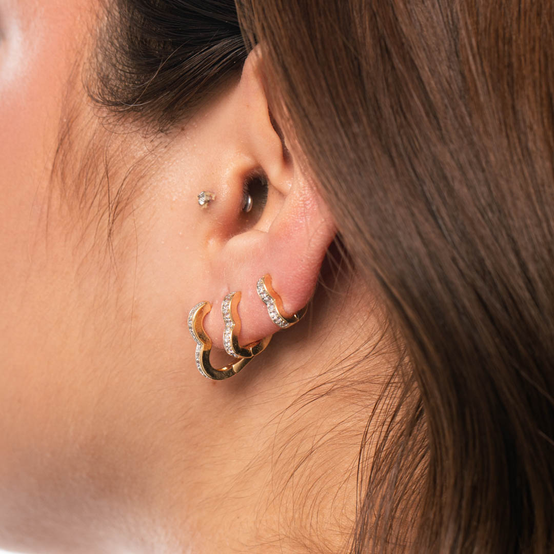 BRINCO ARGOLA CORAÇÃO COM VAZADO E FILEIRA ZIRCÔNIA CRISTAL DE CLICK GRANDE - BANHADO A OURO 18K