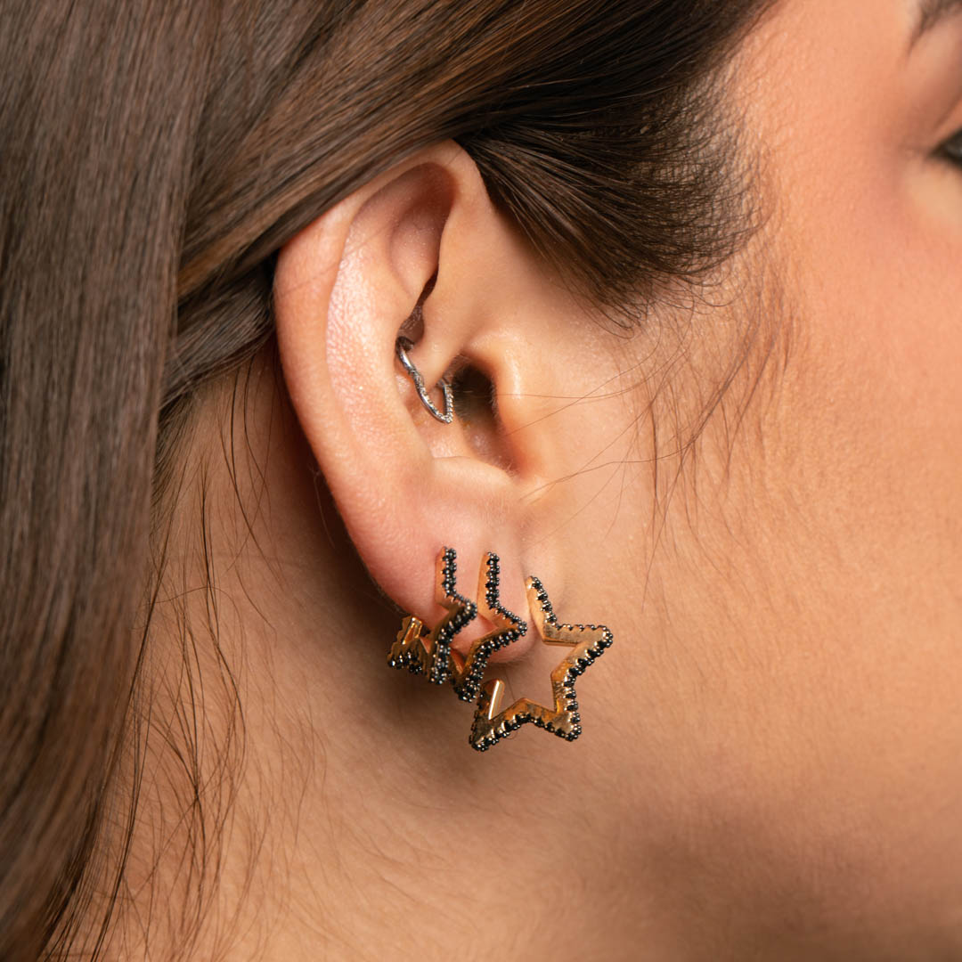 BRINCO ARGOLA ESTRELA VAZADA E FILEIRA ZIRCÔNIA RÓDIO NEGRO DE TARRACHA MÉDIA - BANHADO A OURO 18K