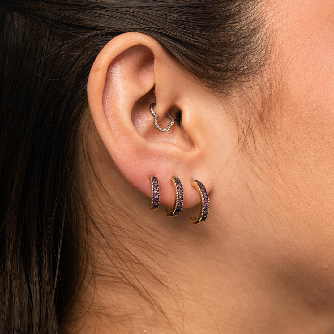 BRINCO ARGOLA 1 FILEIRA ZIRCÔNIA ROSA COM LATERAL PONTILHADA DE TARRACHA PEQUENA - BANHADO A OURO 18K